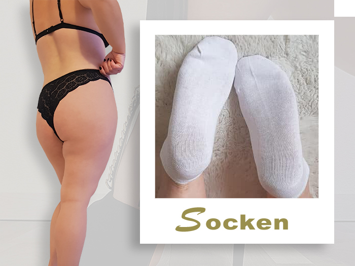 Weiße Baumwollsocken getragen