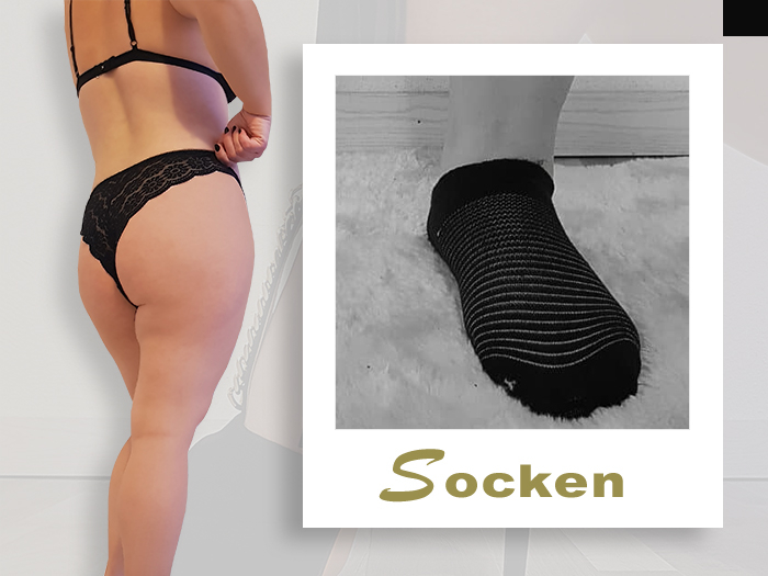 Schwarz, weiß gestreifte Baumwollsocken getragen