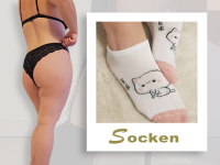 Weiße Baumwollsocken mit Katzenmuster getragen