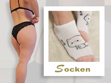 Weiße Baumwollsocken mit Katzenmuster getragen