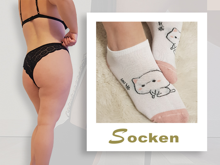 Weiße Baumwollsocken mit Katzenmuster getragen