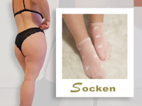 Rosa Baumwollsocken mit Pfotenabdrücke getragen