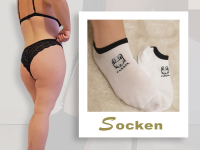 Weiße Baumwollsocken mit Hasenmuster getragen