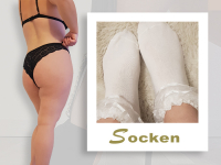 Weiße hübsche Baumwollsocken getragen