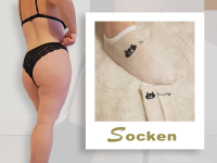 Beige Baumwollsocken mit Bärenmuster getragen